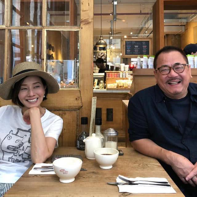 60岁毛舜筠玩垂直倒立素颜出镜保养有方75岁老公陪同健身