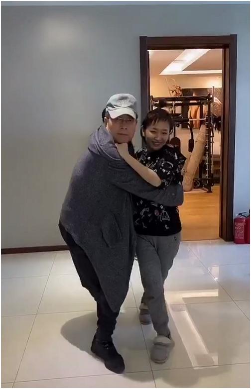 61岁主持人王为念满身插管子,直呼身体没大碍,夜晚仍与美女跳舞