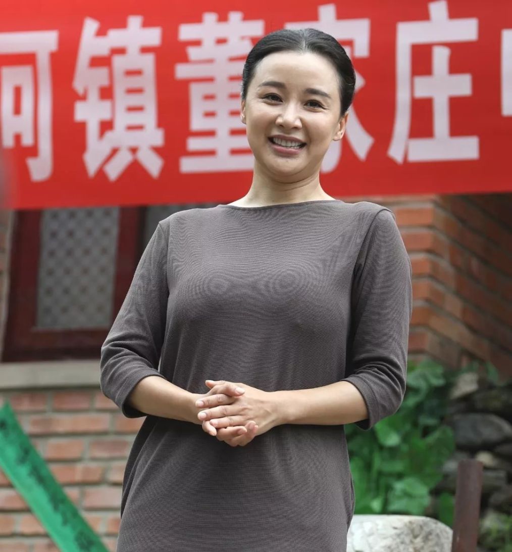 她是继海清后的国民媳妇,曾与黄海波传绯闻,40岁婚姻状况仍是谜