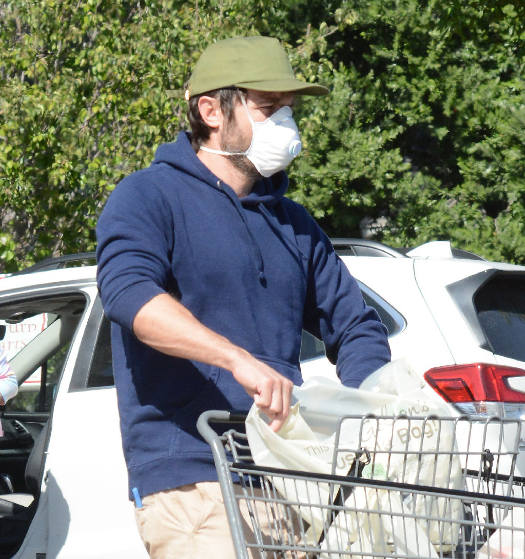 45岁卡西·阿弗莱克出街照!型男宅了2个月后,居然变成了胖大叔