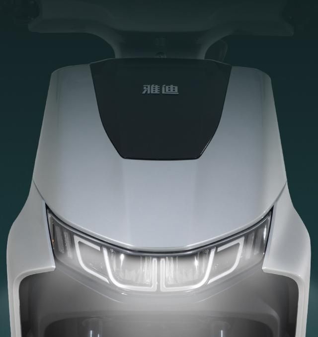雅迪t9智动版配备led环境感应大灯,可根据周围环境光线亮度,自动开启