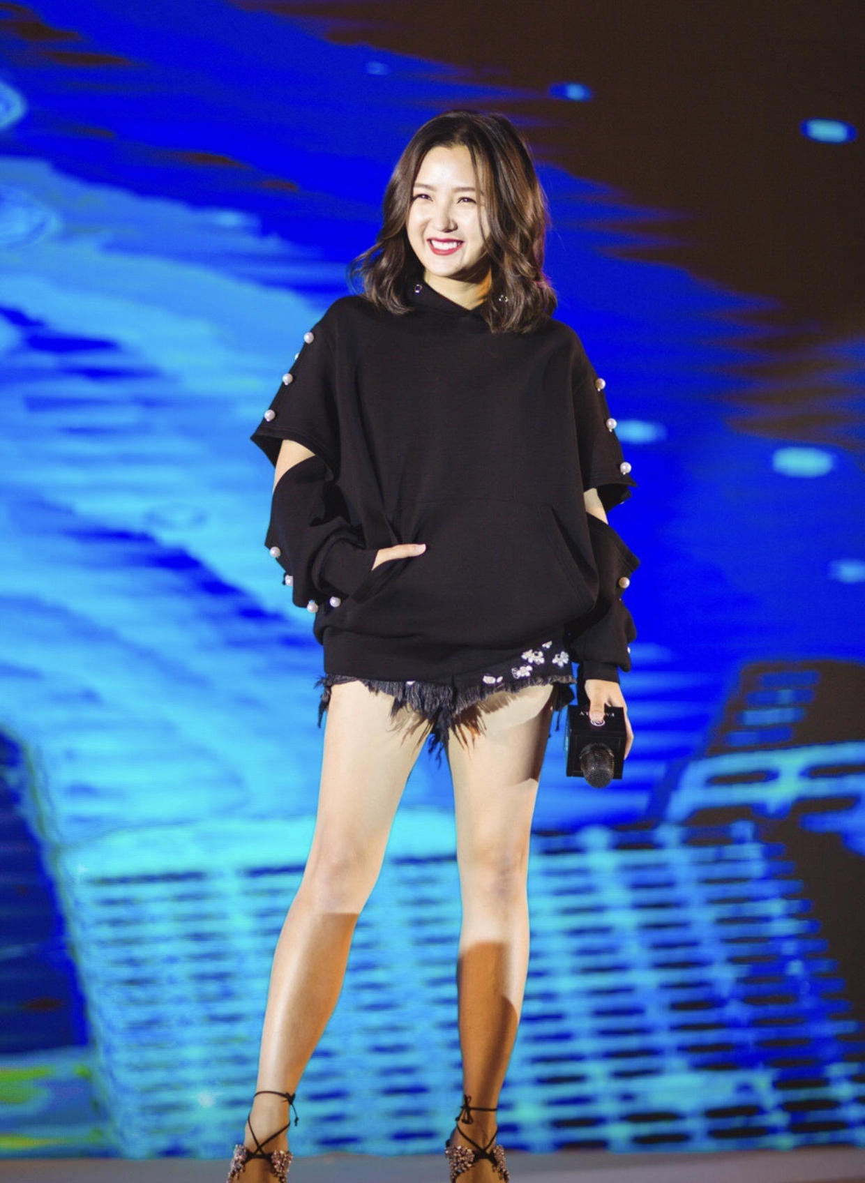 何洁终于美回颜值巅峰!西装搭配短裤干练清爽,不显高却很精神