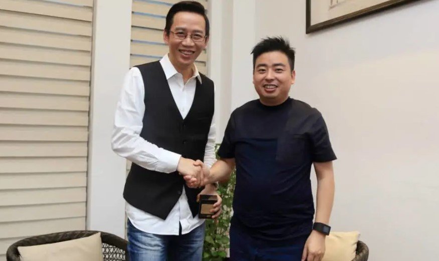 2001年的时候,叶国富认识了隔壁门店的一个工作人员杨云云.