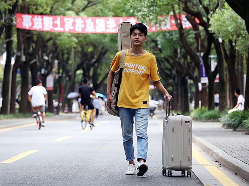 莺飞五月高校开学开学时光美妙但大学生应配合学校防护措施