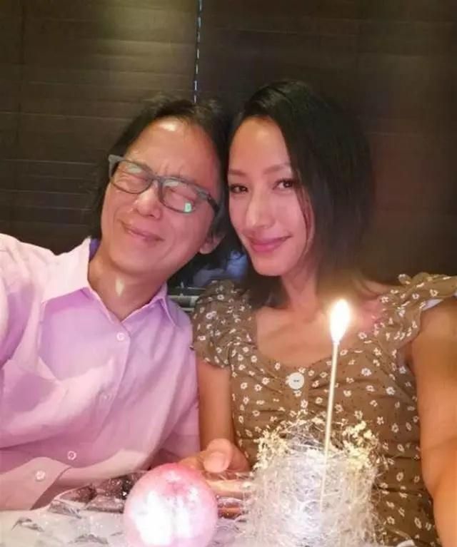 名模蒋怡被老公宠成女王,夫妻甜蜜合照更像一"父女"