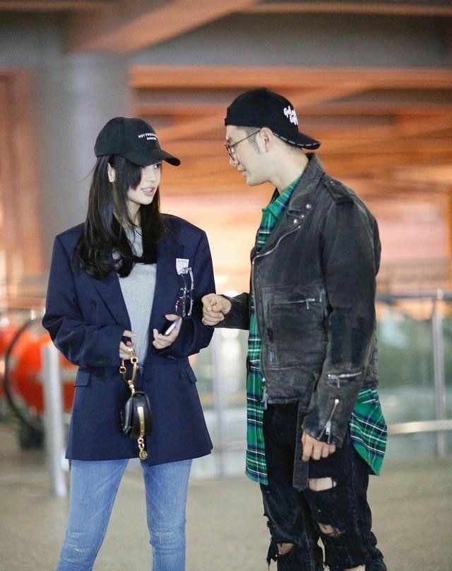 黄晓明baby现身机场,两人罕见同框,身穿牛仔情侣装秀恩爱