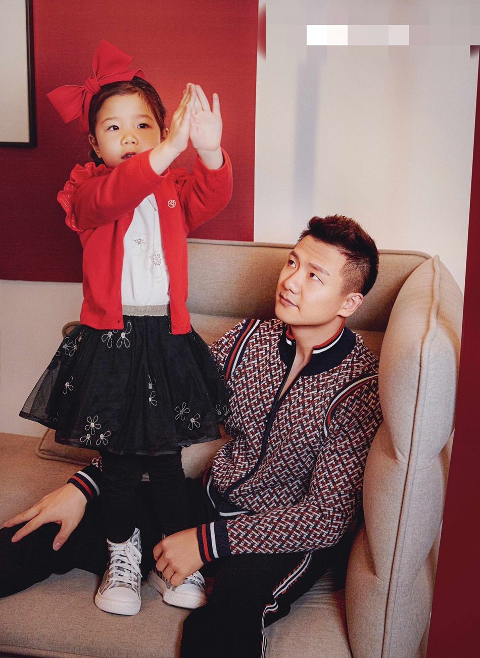 他是何雯娜前男友,更是"冰王子",事业大器晚成,如今生活幸福