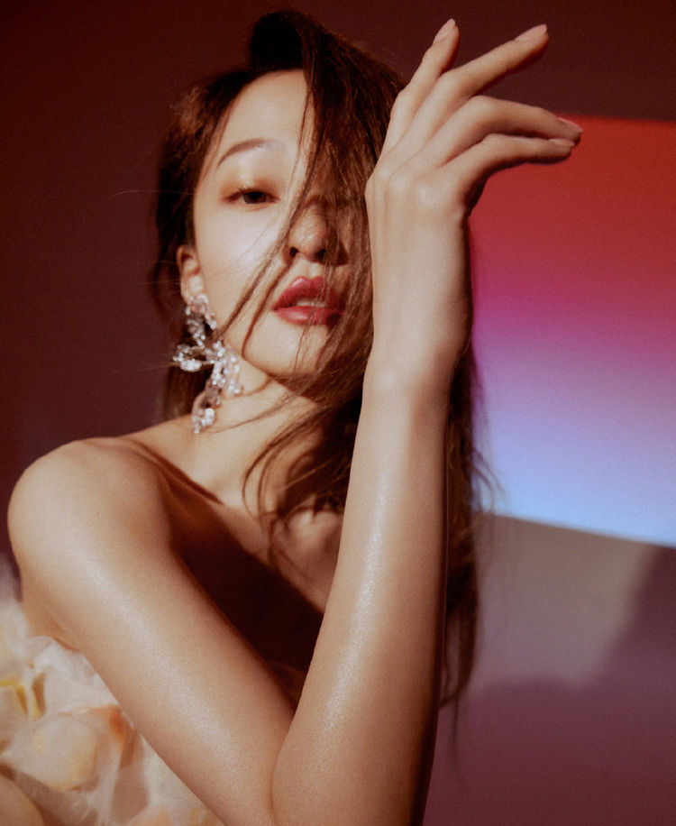 张韶涵这是38岁的颜值?剪齐刘海短发出镜,美成芭比娃娃了