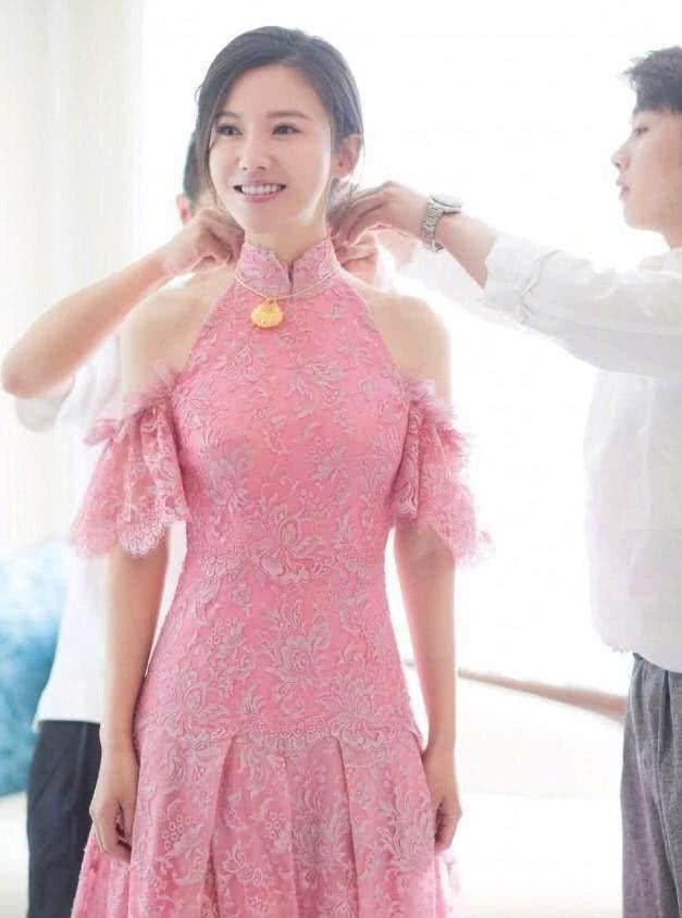 明星的结婚礼服baby的最美陈妍希高贵佟丽娅略逊一筹