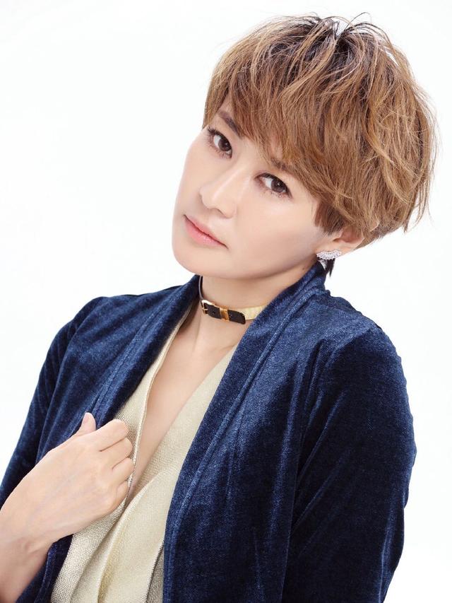 梁静剪掉十年长发仙气飘飘,穿蓝色上衣配西裤简约清爽,干练高级