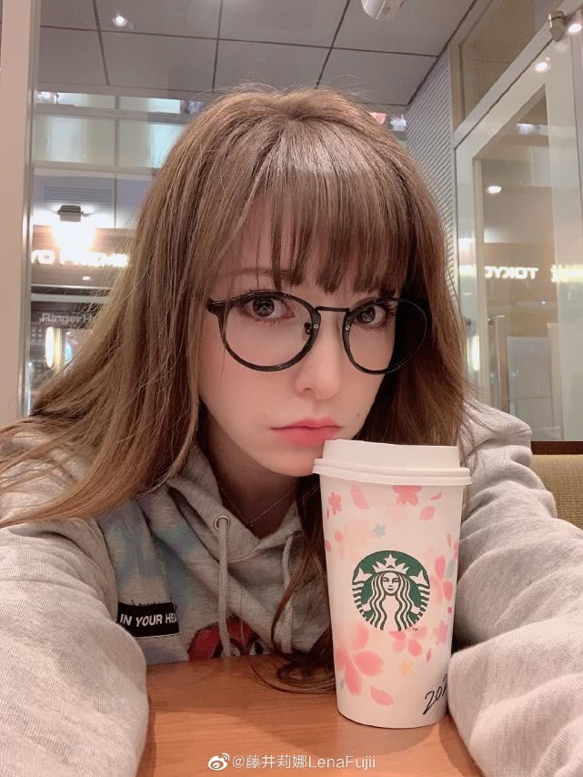 可没想到2018年1月16日,汪东城再次晒出了和藤井莉娜的亲密合照,配文