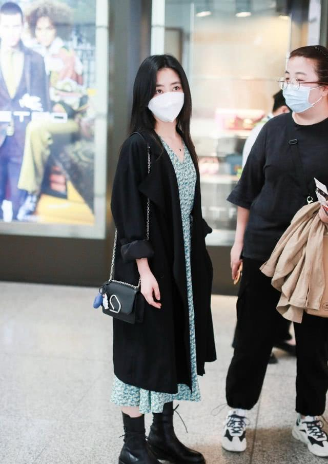 30岁谭松韵低调走机场,穿碎花裙配高帮马丁靴,网友:像高中生