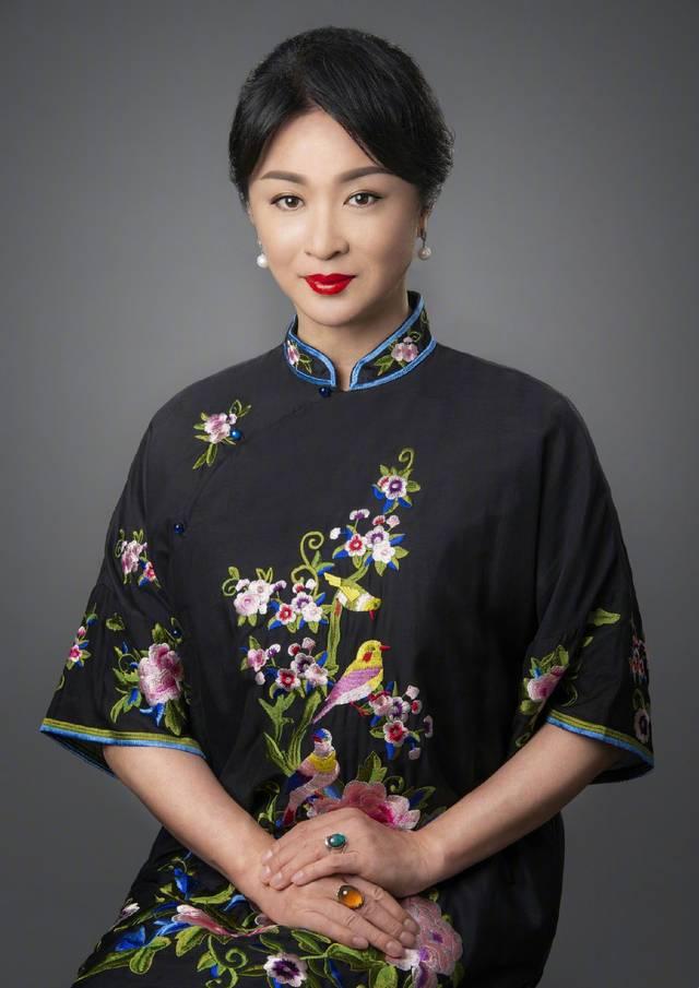 金星换新发型年轻20岁,穿旗袍裙宛如民国名媛,网友骨子里的优雅