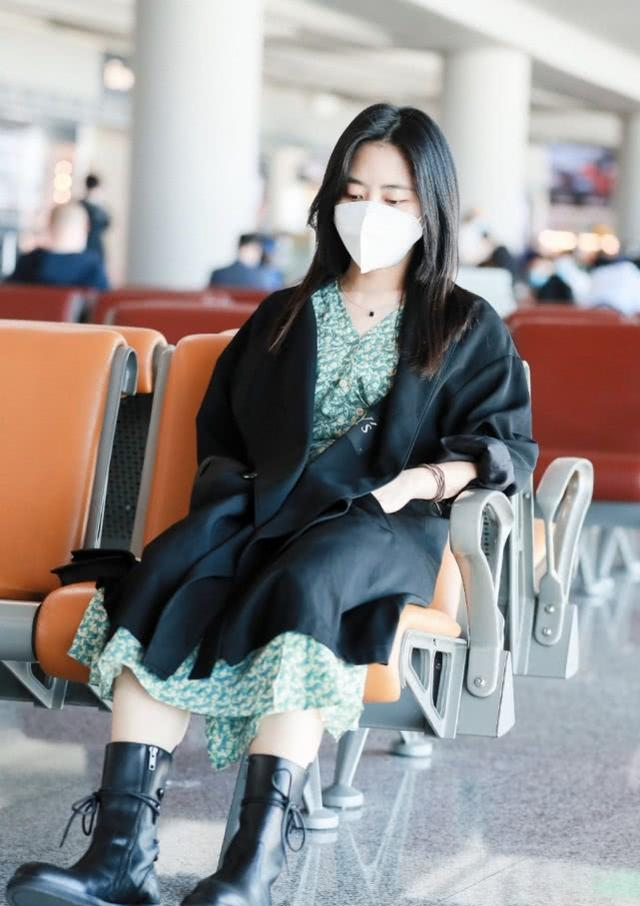 30岁谭松韵低调走机场,穿碎花裙配高帮马丁靴,网友:像高中生