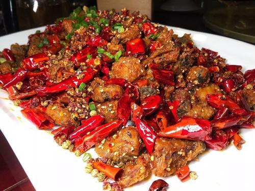 重庆辣子鸡以香脆麻辣而出名,到现在已经有着相当悠久且完整的传承了