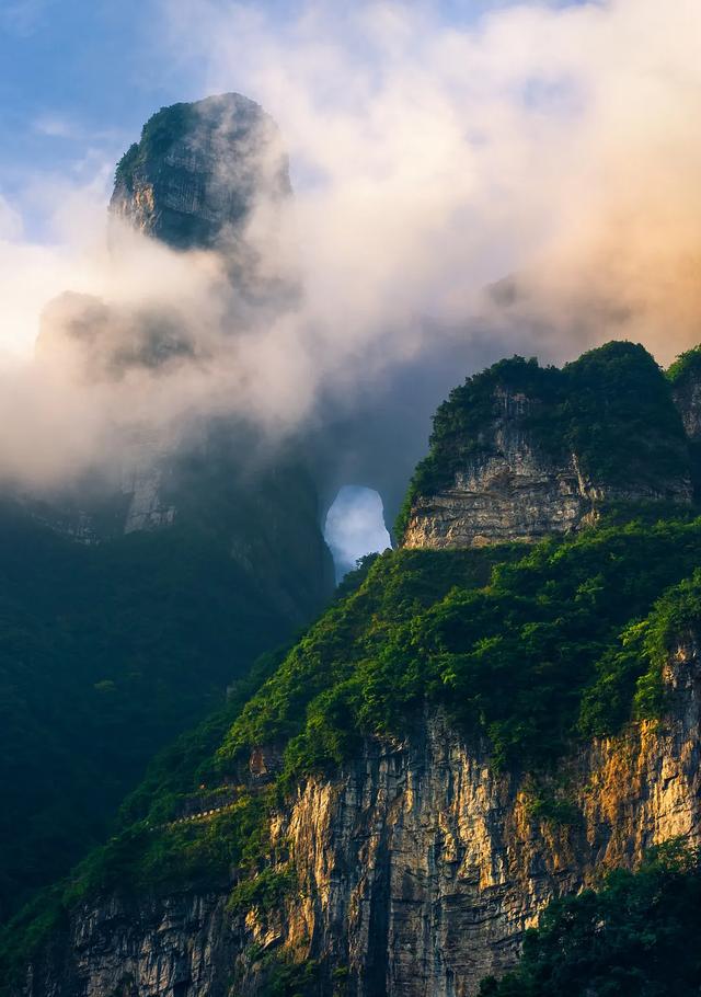 被誉为"世界美的空中花园和天界仙境"因自然奇观天门洞而得名距城区仅