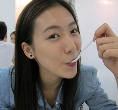 易建联一身腱子肉当被问嫁给他是何感受妻子荆灵率真让人脸红