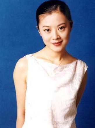 央视最高学历女主播姜丰,辞职央视远嫁英国,今带儿女回国捞金|央视|姜