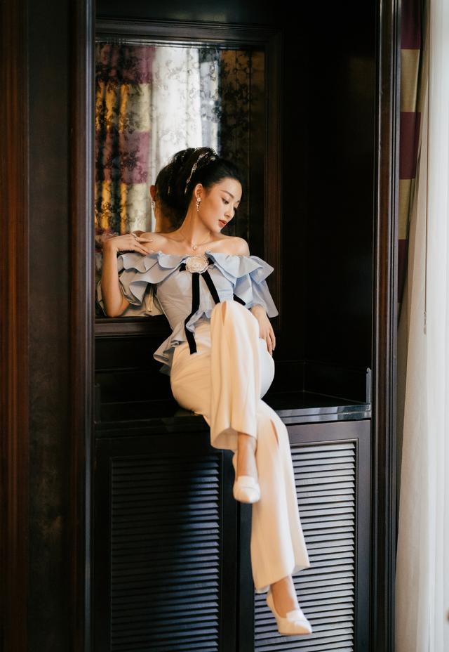 被孙佳雨惊艳了,穿荷叶边露肩装配高腰阔腿裤,这锁骨简直太迷人