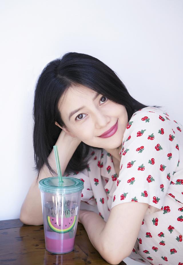 高圆圆当妈后气质更好了,穿绿色碎花裙戴眼镜,依旧是清纯校花