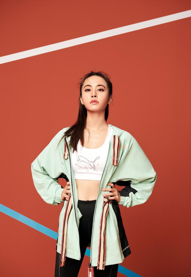 蔡依林真拼,40岁还有少女身材,穿运动装扎丸子头,活力四射