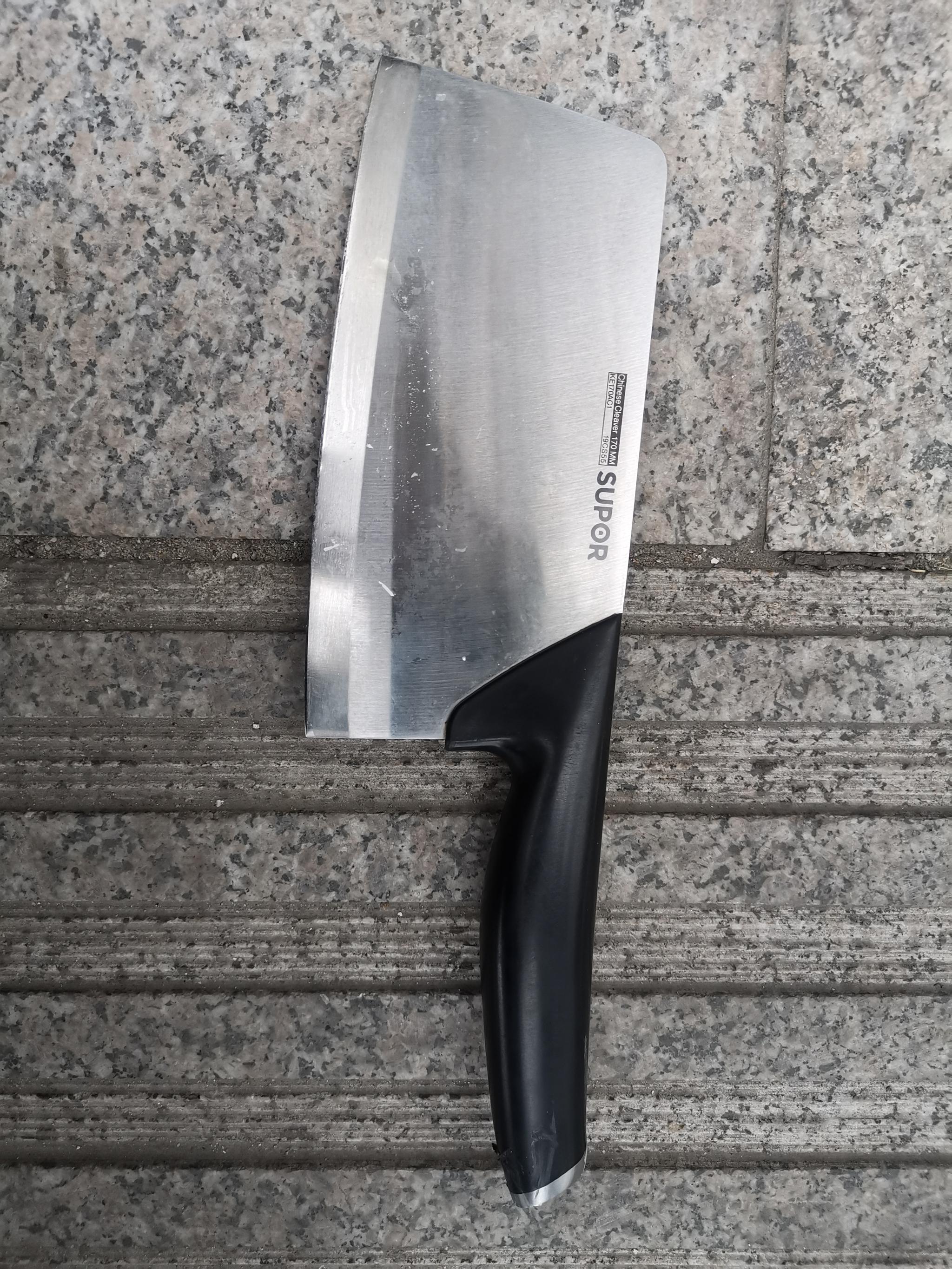 凌晨 一把菜刀从40楼飞了出来