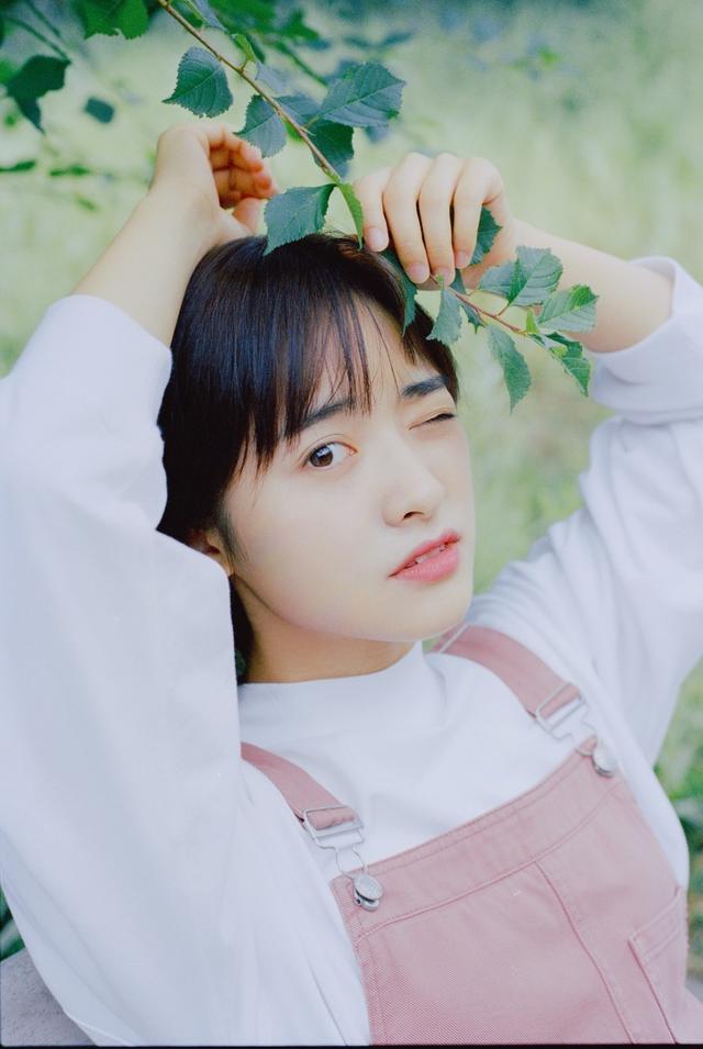 哪吒头造型的沈月时尚可爱,清新的穿搭很加分