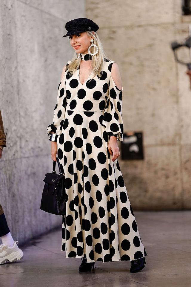 黑白服饰穿腻了?运用本季大热的波点元素,打造时尚复古的造型