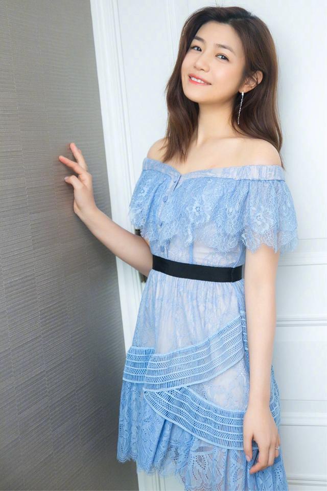 陈妍希瘦身后真美,一字肩上衣配牛仔裙秀香肩美背,身材气质绝了