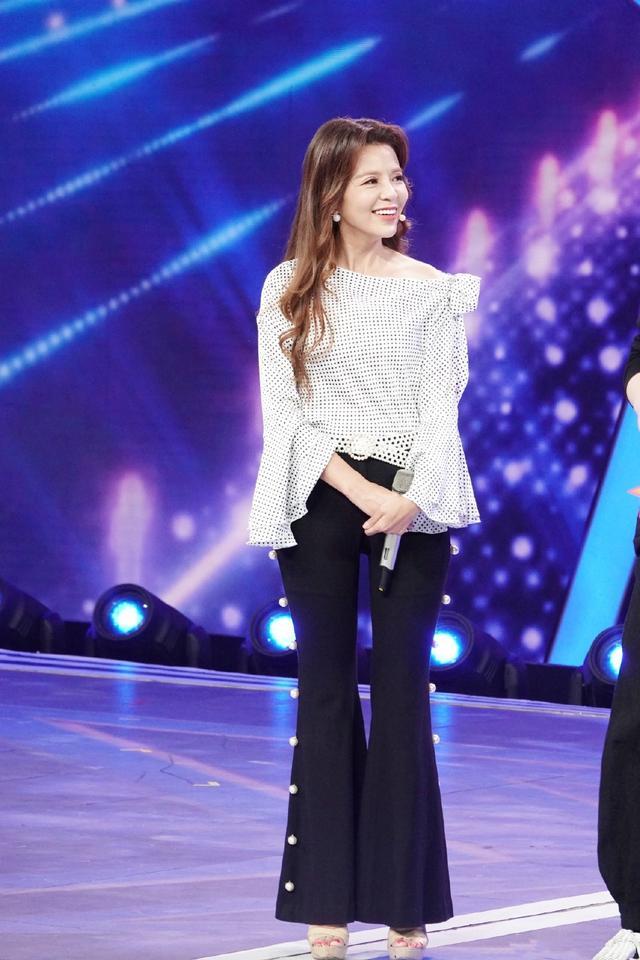 朱迅真的老了,穿娃娃裙走机场秀素颜,46岁皮肤油腻暗沉太真实