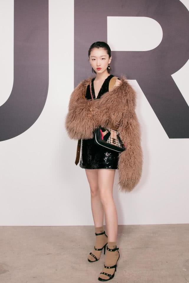 周冬雨的品味好独特,穿高跟凉鞋还要塞双袜子,硬把土味穿成时尚