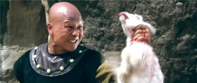 片中李连杰和于承惠有一场醉剑对醉棍,据说为了这一场戏,导演让他们