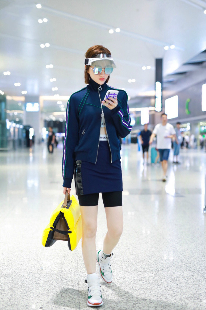 "秋雅"王智录《乘风破浪》,黑西装配骑行裤,"女团腿"惊艳