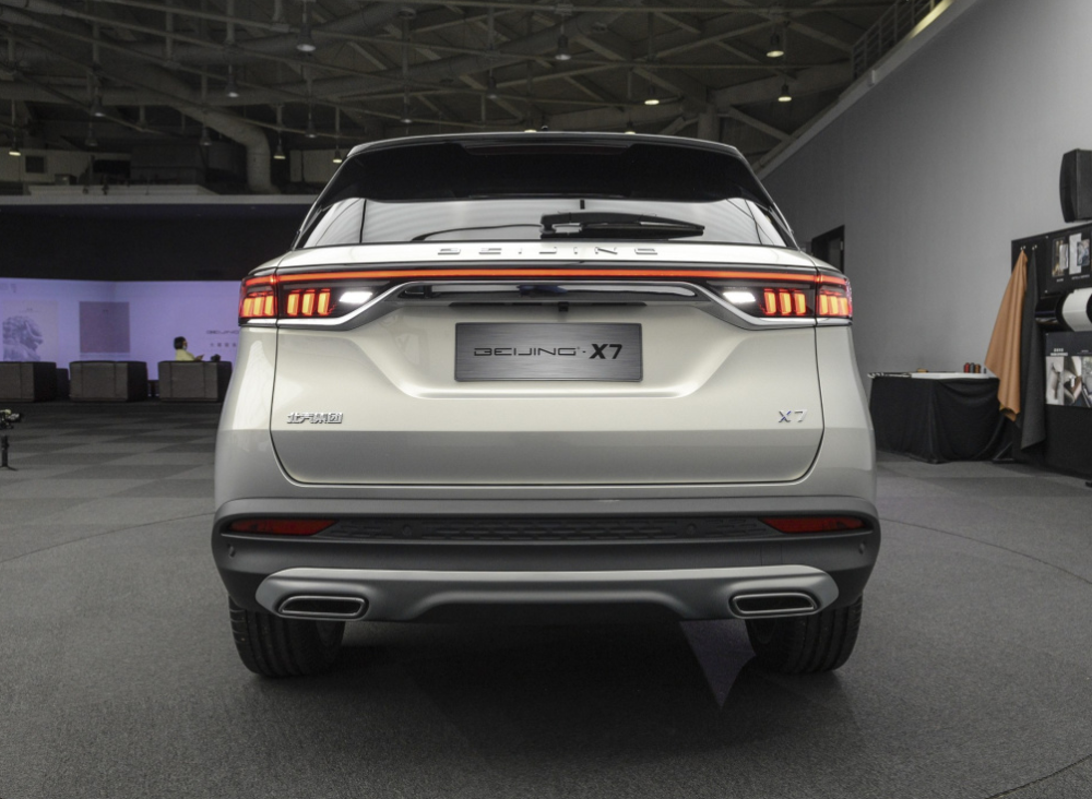 北汽"开窍"了,新款中型suv换英文车标!预售10万起