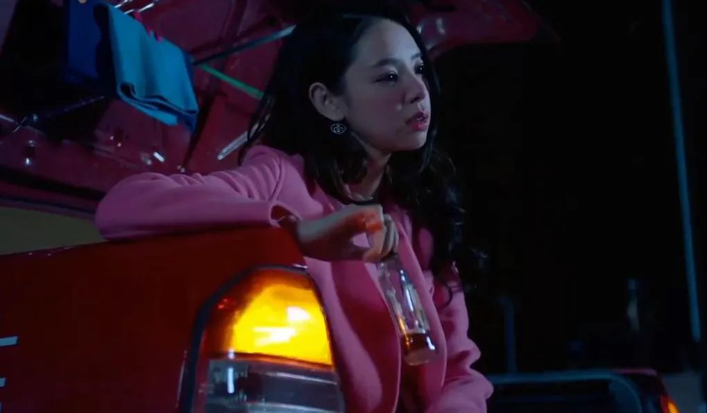 谭凯琪饰演的女乘客阿花,肯定也不会简单,从这剧的简介来看,她就是海