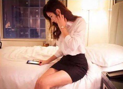 为什么酒店的单人床要放两个枕头酒店女服务员解释很到位