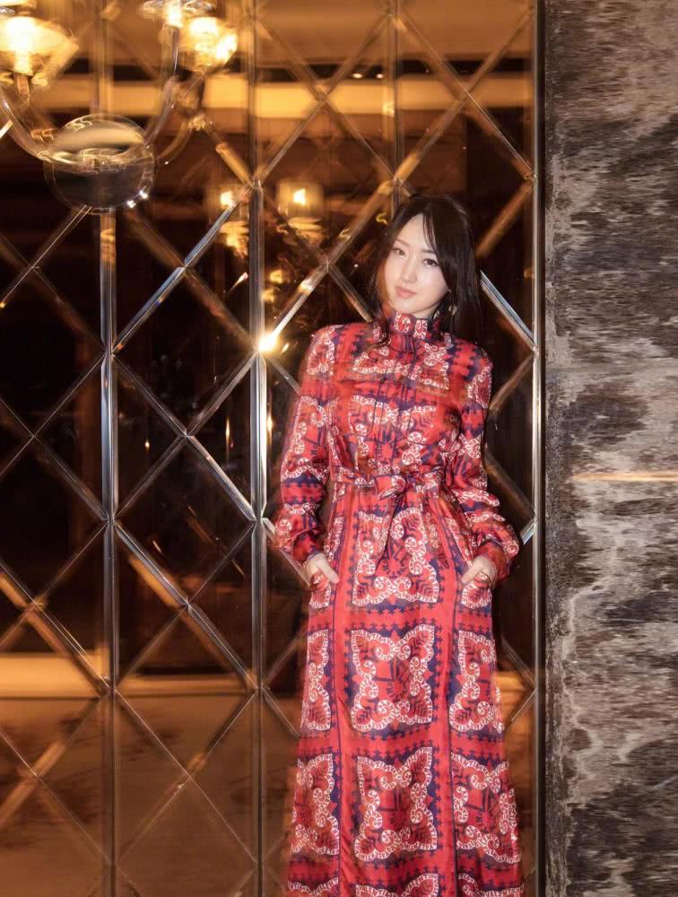 杨钰莹很会穿!格纹衬衫配半身裙优雅年轻,不像快50岁的人