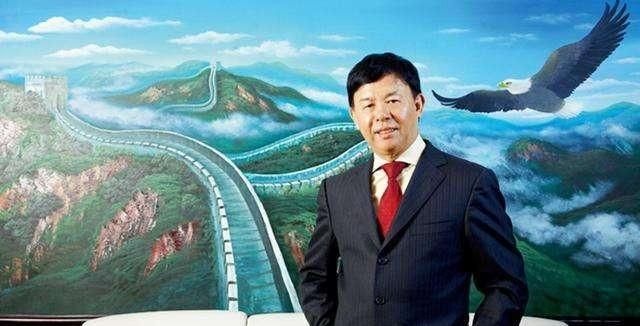 有个人在深圳卖猪肉,生活很艰苦,然而他的父亲有一天突然告诉他,家里