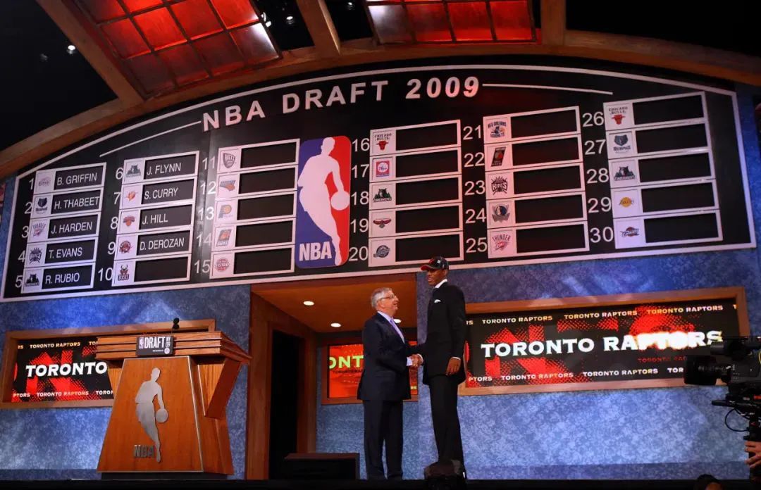 那么回到2009年选秀大会,为何德罗赞会"掉"到第九顺位才被选中?