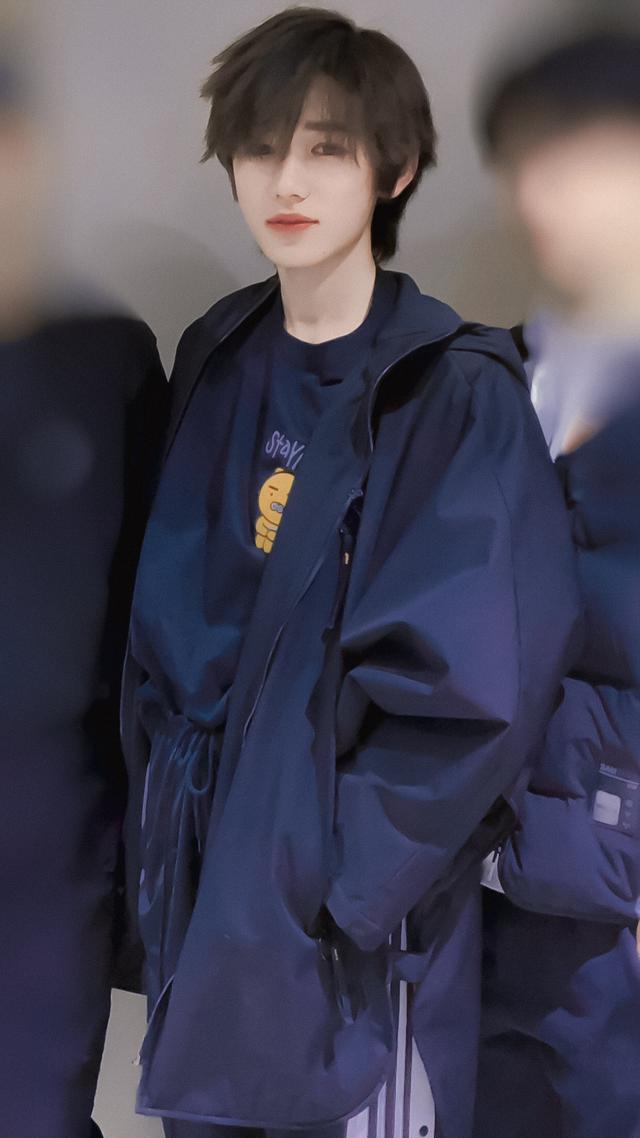 日系美少年宋亚轩,笑容阳光灿烂暖人心,穿搭也是教科书式优秀