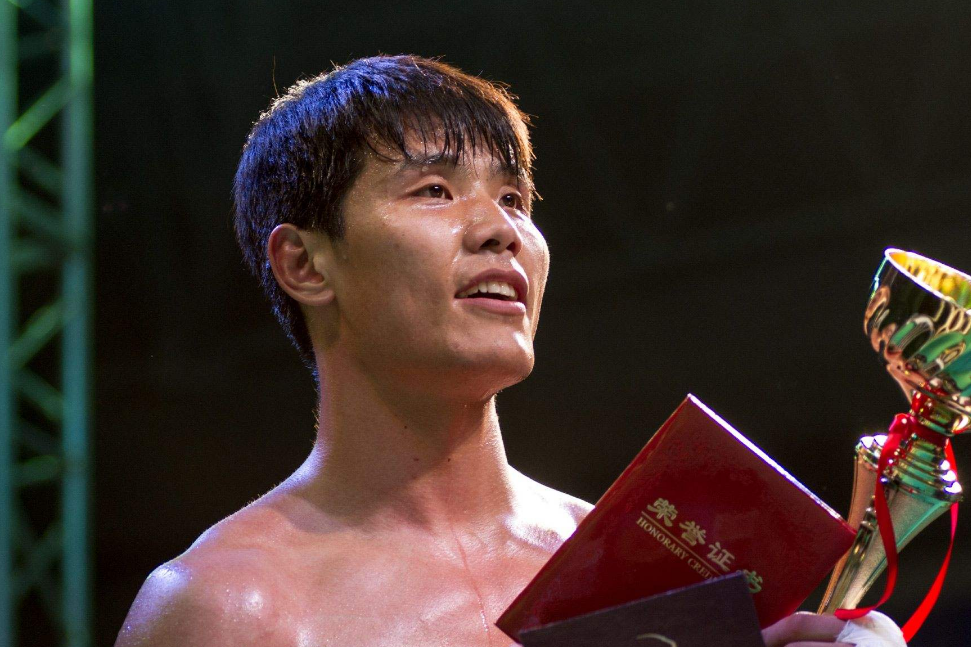 他是全国散打冠军绰号死神方便生涯连胜不断38岁成歌手