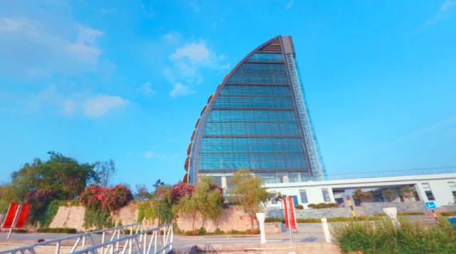 山东面积最大的城市，曾还当过省会，比8个深圳大相当于3个上海