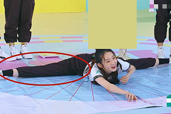 张艺凡进行柔韧度测试,四肢比例令人惊讶,不愧是练芭蕾的人