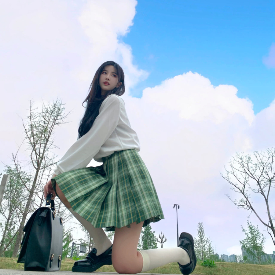 杨清柠晒17岁清纯照片,"牛奶袜"校园女神风采