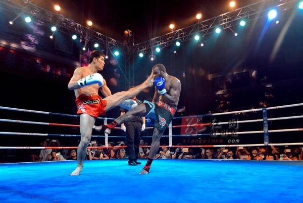 他是全国散打冠军绰号死神方便生涯连胜不断38岁成歌手