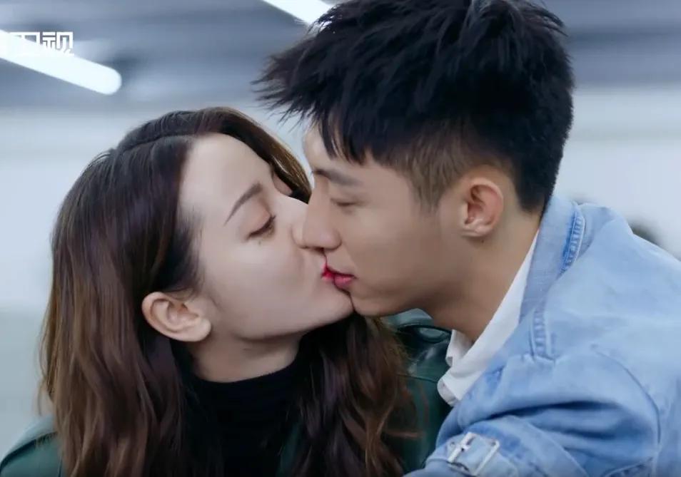 黄景瑜一只手就揽住了她,cp感太强|黄景瑜|热巴|迪丽热巴_新浪新闻