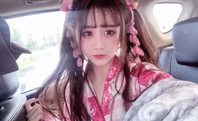 杨清柠挑战樱桃小丸子粉红小嘴可爱感爆棚全网羡慕毛宸宸