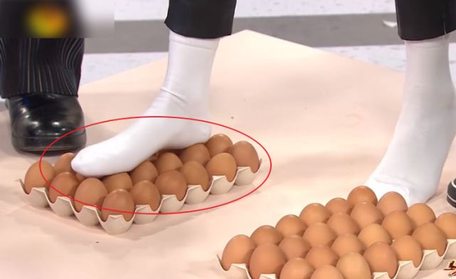 《巧手神探》杨颖踩不破鸡蛋,别羡慕体重了