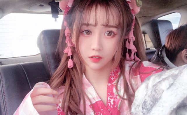 杨清柠挑战樱桃小丸子粉红小嘴可爱感爆棚全网羡慕毛宸宸