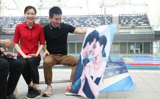 吴敏霞和老公合体直播穿运动装素颜出镜像少女全程笑成眯眯眼